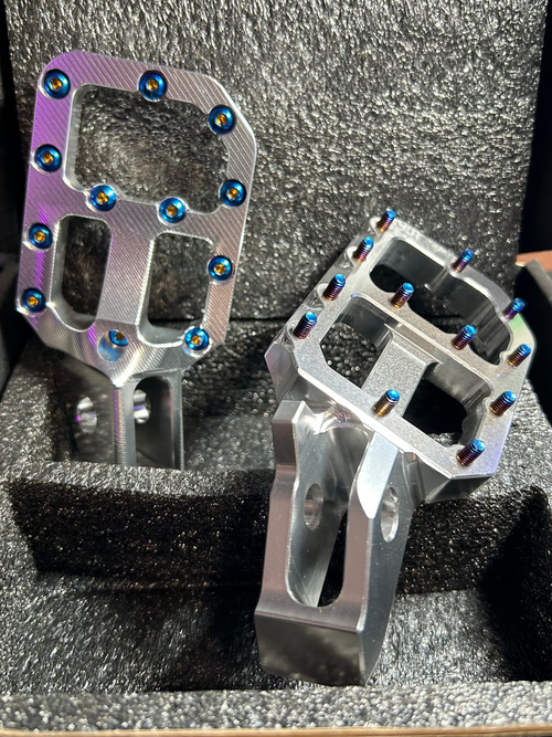 Surron Ultra Bee Square Pegs With Burnt Blue Traction Screws